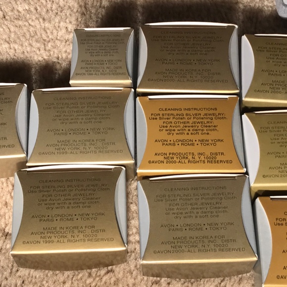 Avon Vintage Jewelry 24 piece lot Earrings. In original boxes. - Picture 6 of 9